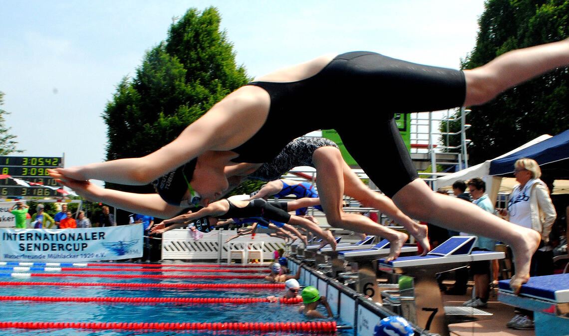 An diesem Samstag um 9.30 Uhr fällt der erste Startschuss beim 14. Sendercup der Wasserfreunde Mühlacker. Das große Becken im Freibad ist für den Publikumsverkehr gesperrt, alle anderen Becken sind am Wochenende nutzbar – und natürlich dürfen die Schwimmerinnen und Schwimmer auch gebührend angefeuert werden.