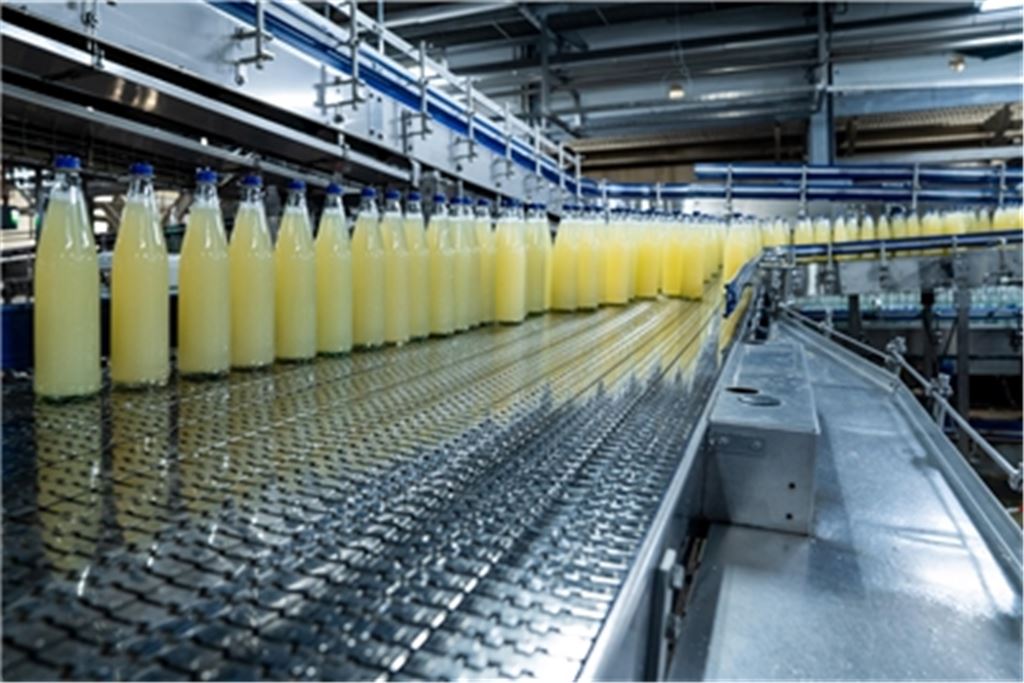 An diesem Tag läuft ein Erfrischungsgetränk mit Grapefruit durch die Abfüllanlage der Firma Ensinger Mineral-Heilquellen GmbH, wo nicht nur der Zuckergehalt (Foto unten) regelmäßig gemessen wird. Generell wird in der Qualitätskontrolle jeder Produktionsschritt akribisch dokumentiert, um millionenfach höchste Qualität für durstige Kunden liefern zu können. Fotos: Recken