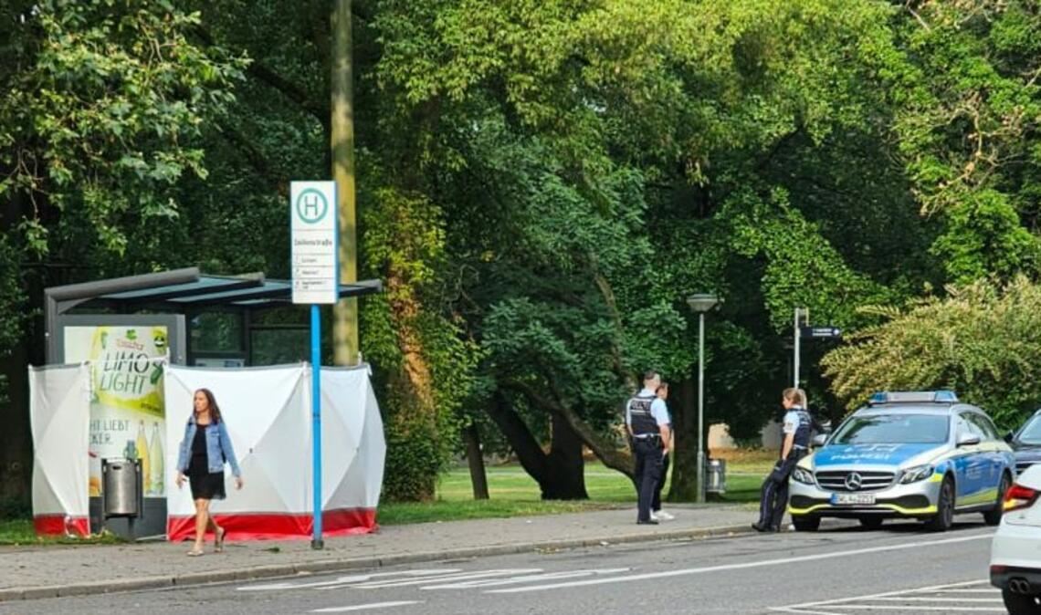 Toter Mann an Bushaltestelle: Keine größeren Ermittlungen An dieser Bushaltestelle in Pforzheim wird am Freitagmorgen die Leiche eines Mannes gefunden. Foto: Myroshnichenko