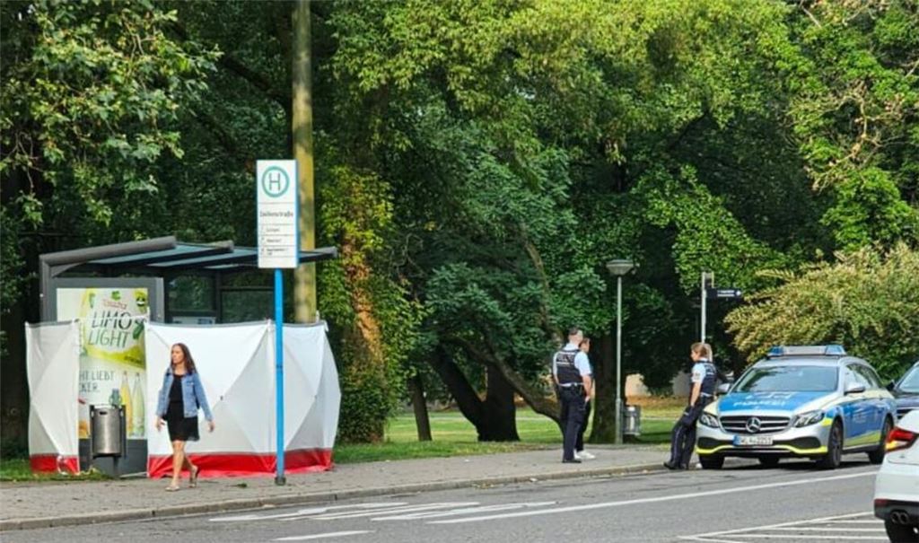 An dieser Bushaltestelle in Pforzheim wird am Freitagmorgen die Leiche eines Mannes gefunden. Foto: Myroshnichenko