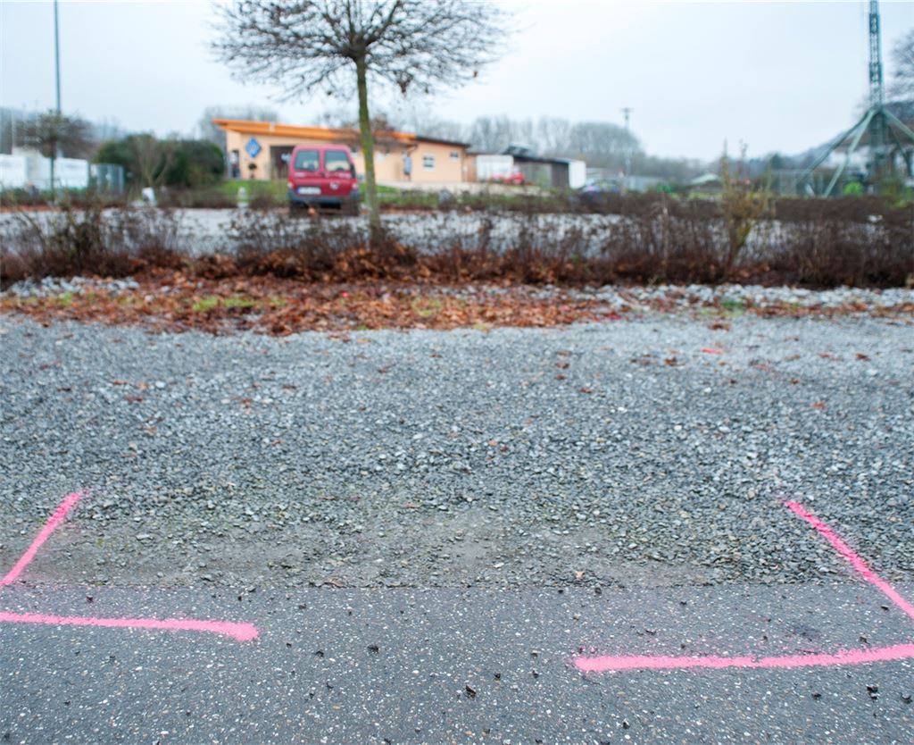 An dieser Stelle auf dem Parkplatz beim Enzberger Sportgelände – im Hintergrund das Clubhaus der Viktoria – wurde irgendwann zwischen Montagabend, 7. Dezember, und Mittwochnachmittag, 9. Dezember, der weiße Audi A4 Avant mit dem Opfer im Kofferraum abgestellt. Die Polizei sucht weiterhin dringend Zeugen, die in der fraglichen Zeit den Wagen oder den getöteten Robert J. gesehen haben oder sonstige sachdienliche Hinweise geben können.Fotomoment