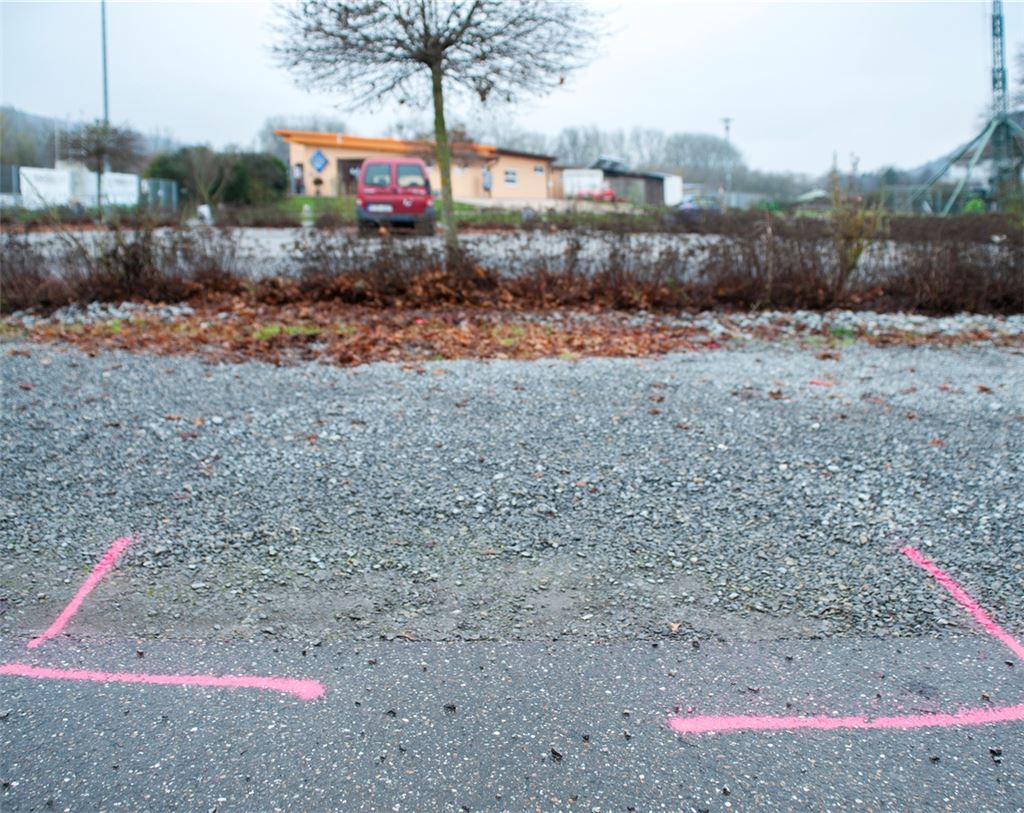 An dieser Stelle auf dem Parkplatz beim Enzberger Sportgelände wurde am 9. Dezember nach zweitägiger Vermisstensuche das Auto mit der Leiche im Kofferraum entdeckt.Archivfoto: Fotomoment