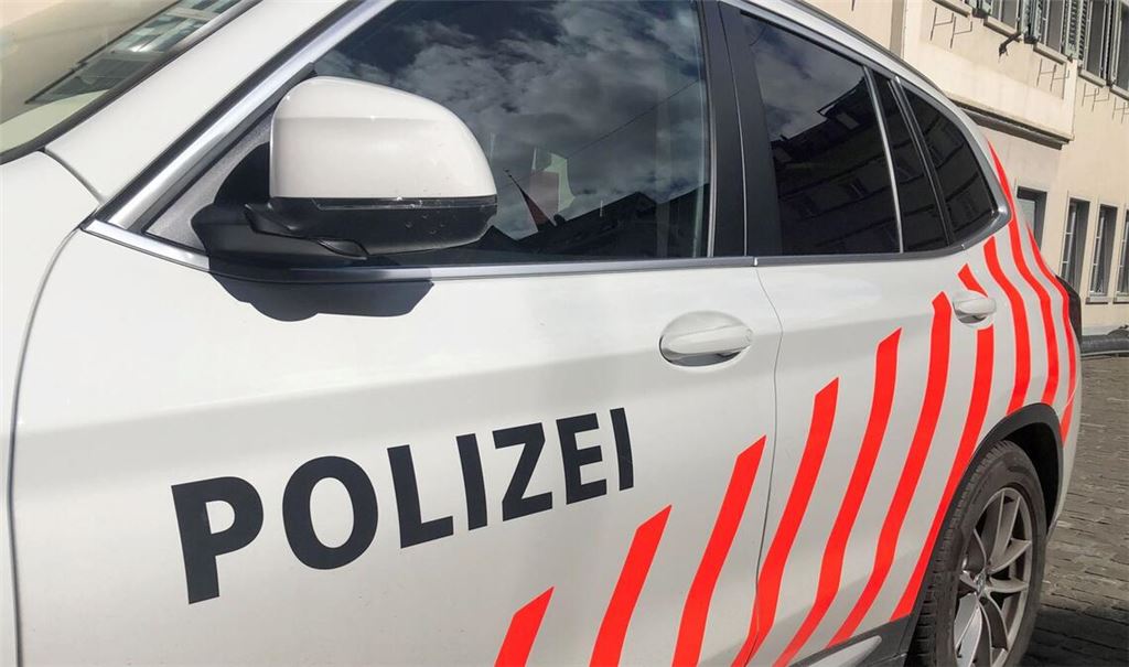 An einem Schweizer Bahnhof soll ein Mann vier Menschen durch Stiche verletzt haben (Symbolfoto).