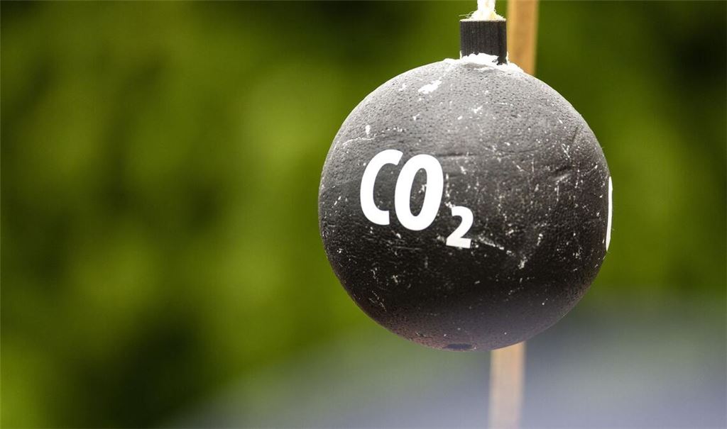 An einem Stab hängt vor Beginn einer Demonstration in Sachsen symbolisch eine "CO2-Bombe".