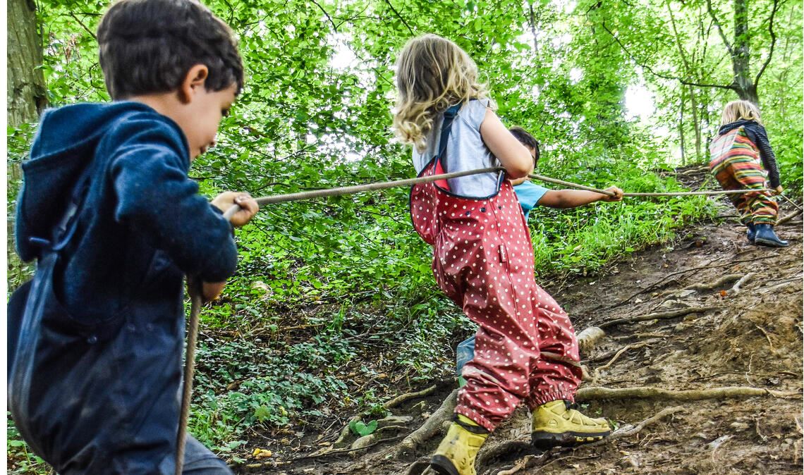 An einem Strang ziehen: Das „GrasHüpfer“-Team um Julia Ziegler (Foto unten im Text) hinterfragt regelmäßig das Konzept des Naturkindergartens, um auch Details zu verbessern. Fotos: Archiv, privat