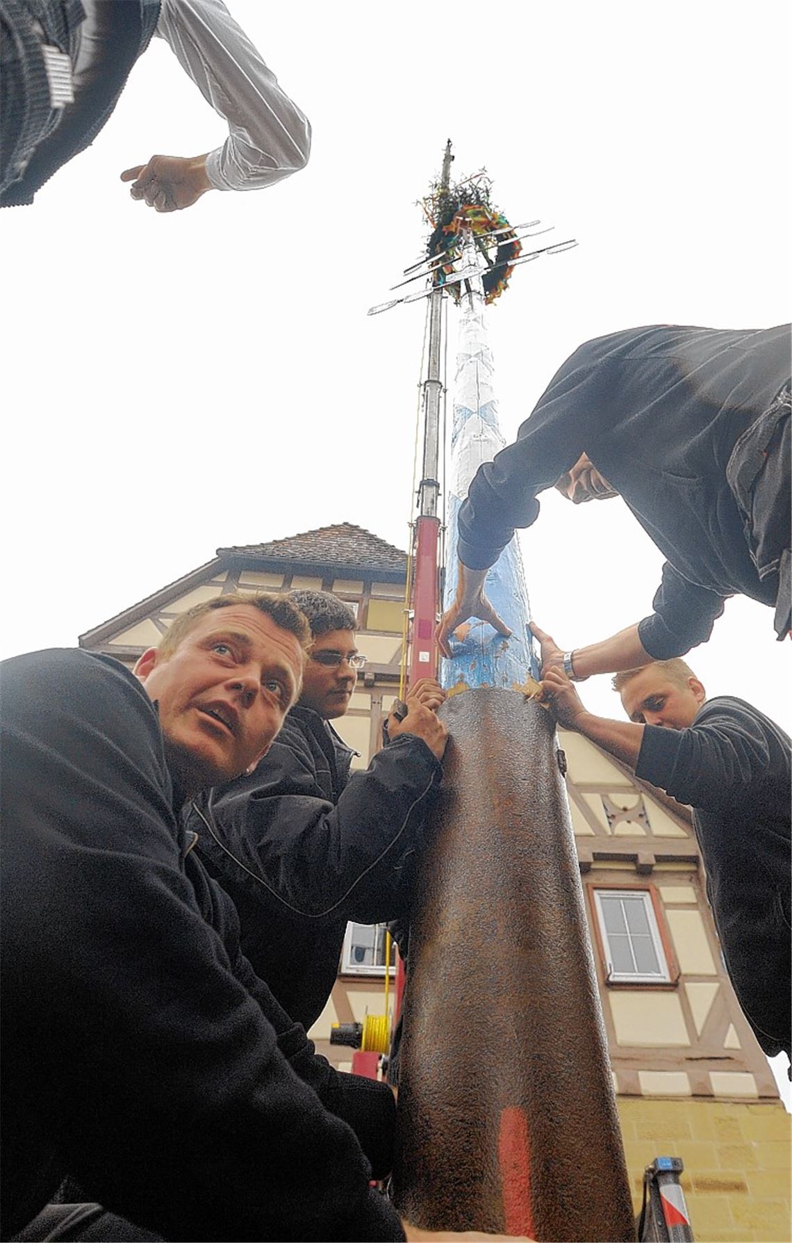 An einem knappen Zeitplan müssen sich die Akteure beim Maibaumstellen in Freudenstein richten.