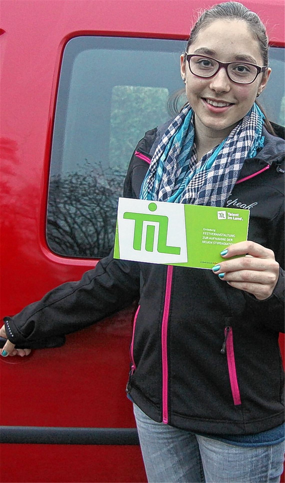 An einem normalen Mittwoch würde der Weg Sofia Gebauers nach Schule und Hausaufgaben noch ins Hallenbad führen, wo sie den Schwimm-Nachwuchs fit fürs Bronzeabzeichen macht. Heute aber geht es mit dem Auto nach Bad Cannstatt. Die Einladung zur Festveranstaltung, zu der Sofia von ihrer Mutter Beate und der jüngeren Schwester Jule begleitet wird, hat die 16-Jährige schon griffbereit.