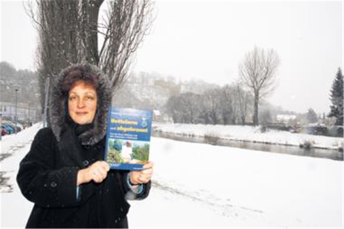 An einem vergleichbar kalten Märztag hätten die Herren von Dürrmenz, wie Stadtarchivarin Marlis Lippik weiß, in ihrem Domizil hoch über der Enz wohl erbärmlich gefroren. Dort war lediglich ein Raum beheizbar, in dem sich die Mitglieder der Sippe versammelten, die zwar reich an Nachwuchs, dafür vergleichsweise arm an Gütern war. Die Skizze zeigt einen Rekonstruktionsvorschlag des Bauhistorikers Gerd Schäfer für die Burg und verdeutlicht, wie sie im letzten Ausbauzustand vor der Zerstörung durch Herzog Ulrich von Württemberg im Jahr 1504 ausgesehen haben könnte. Foto: Becker, Stadtarchiv