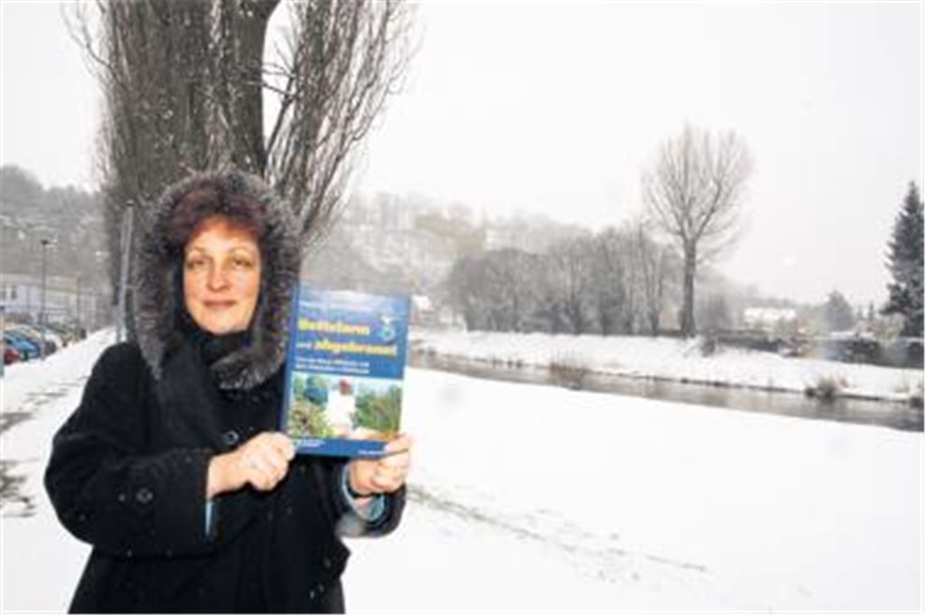 An einem vergleichbar kalten Märztag hätten die Herren von Dürrmenz, wie Stadtarchivarin Marlis Lippik weiß, in ihrem Domizil hoch über der Enz wohl erbärmlich gefroren. Dort war lediglich ein Raum beheizbar, in dem sich die Mitglieder der Sippe versammelten, die zwar reich an Nachwuchs, dafür vergleichsweise arm an Gütern war. Die Skizze zeigt einen Rekonstruktionsvorschlag des Bauhistorikers Gerd Schäfer für die Burg und verdeutlicht, wie sie im letzten Ausbauzustand vor der Zerstörung durch Herzog Ulrich von Württemberg im Jahr 1504 ausgesehen haben könnte. Foto: Becker, Stadtarchiv