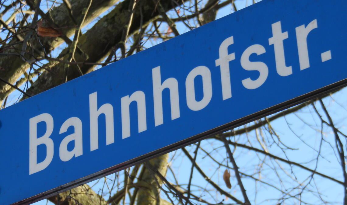 An einer Bahnhofstraße in Knittlingen fehlt es nicht, an einem echten Bahnhof, an dem Züge halten, dagegen schon. Doch langfristig könnte sich das ändern. Foto: Archiv