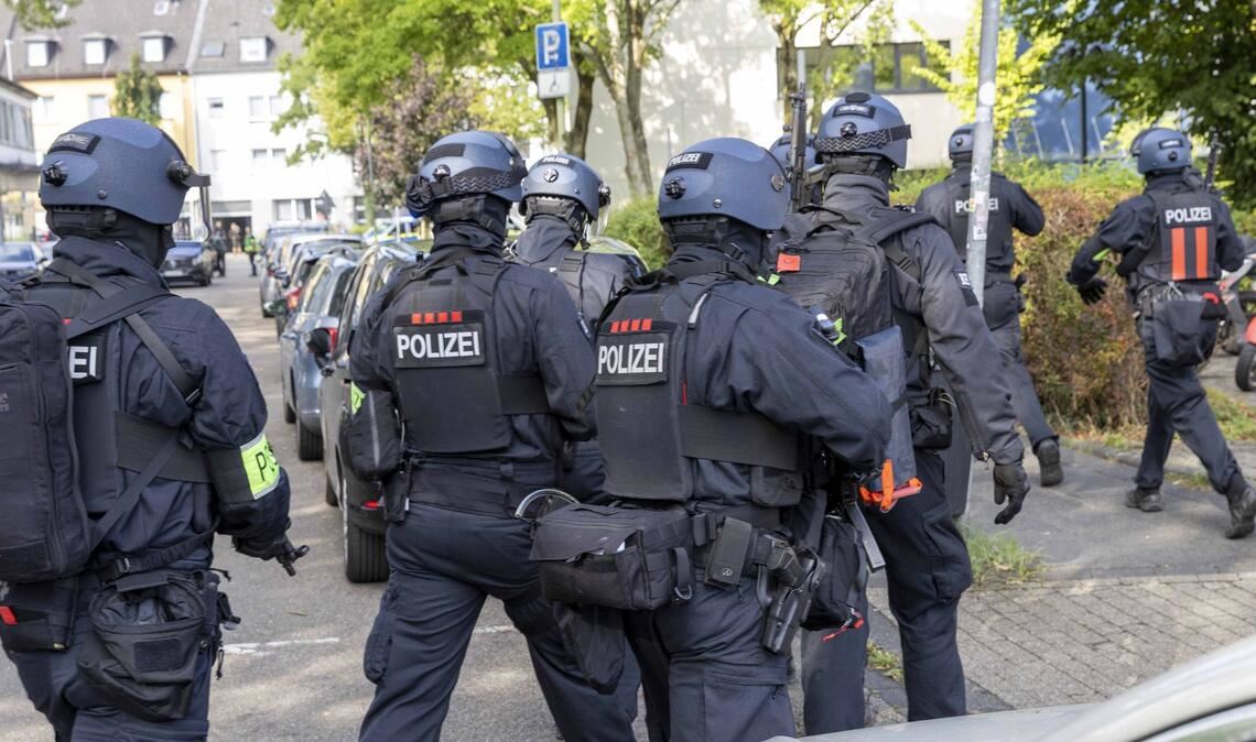 Messerangriff auf Lehrerin an Berufskolleg - Tatverdächtiger gefasst An einer Schule in Nordrhein-Westfalen läuft ein größerer Polizeieinsatz. (Symbolbild)