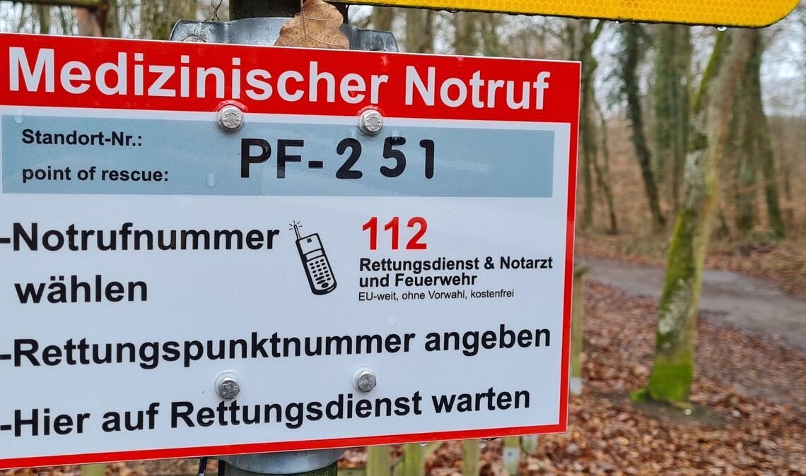 An festgelegten Rettungspunkten im Wald befinden sich Schilder mit individuellen Bezeichnungen. So lässt sich im Notfall der Aufenthaltsort gut bestimmen. Auch Apps können weiterhelfen. Fotos: Enzkreis/Michael Philipp Gerster