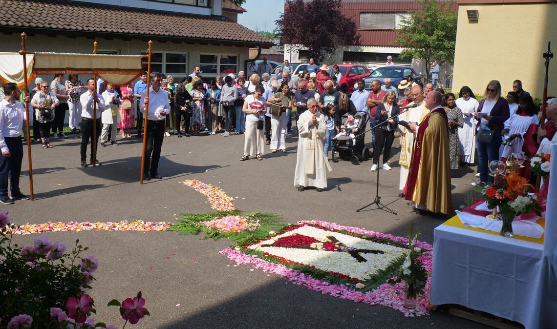 Aus altem Fest soll neuer Anfang entstehen An insgesamt vier bunt geschmückten Altären macht die Prozession in Mühlacker kurz halt. Fotos: Friedrich