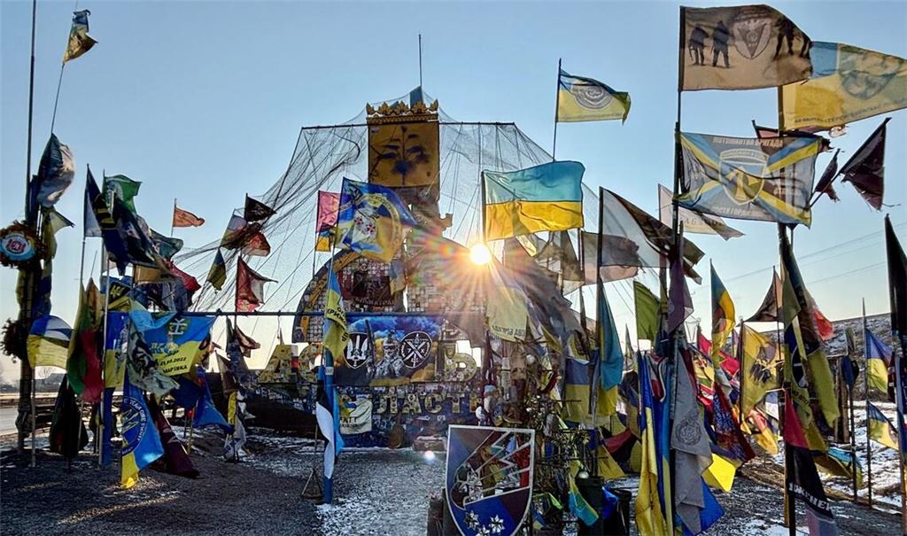 An letzten Kontrollpunkt vor der umkämpften Stadt Pokrovsk haben ukrainische Soldaten eine Gedenkstelle für gefallene Kameraden gebaut: Wer fundamentale Werte preisgibt, sät Gewalt.