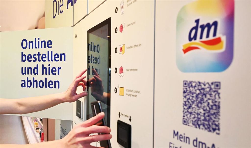 An sechs Standorten erprobt dm seit diesem Jahr den Einsatz sogenannter 24/7-Abholstationen.