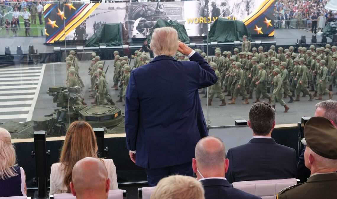 An seinem 79. Geburtstag verfolgte Trump eine Militärparade in Washington. (Archivbild)