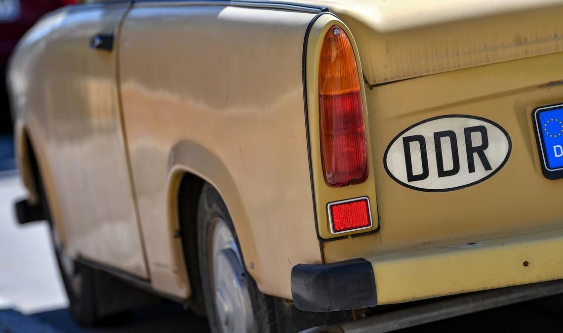 An so manchem Fahrzeug aus DDR-Produktion ist noch das Länderkennzeichen "DDR" zu sehen. (Archivbild)
