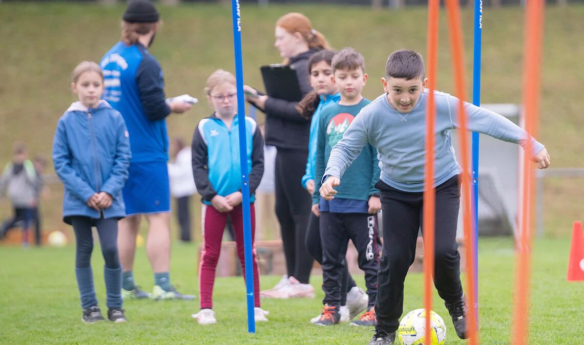 Auf den Spuren einer Fußball-Legende An verschiedenen Fußball-Stationen testen die Mädchen und Jungen ihr fußballerisches Können und haben vor allem sehr viel Spaß. Foto: Fotomoment