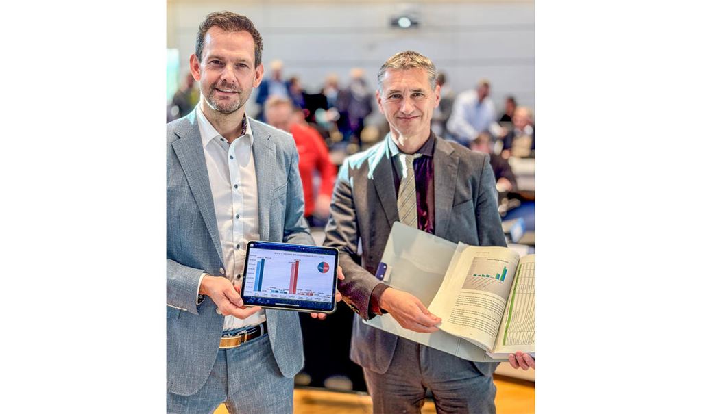 Analog und digital: Landrat Bastian Rosenau (li.) mit dem Tablet und Kämmerer Frank Stephan - ganz klassisch mit Papier - präsentieren den Etatentwurf 2025. Foto: Goertz