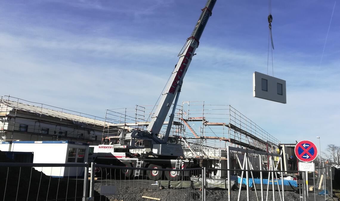 Analog zur Stadt Mühlacker braucht auch die Nachbarstadt Vaihingen mehr Platz für Flüchtlinge und Obdachlose: Bis im Mai 2026 sollen die beiden Gebäude am Ende der Hauffstraße/Steinhaldenweg fertig sein. Anfang November wurde mit dem Bau des ersten Hauses begonnen. Foto: Arning