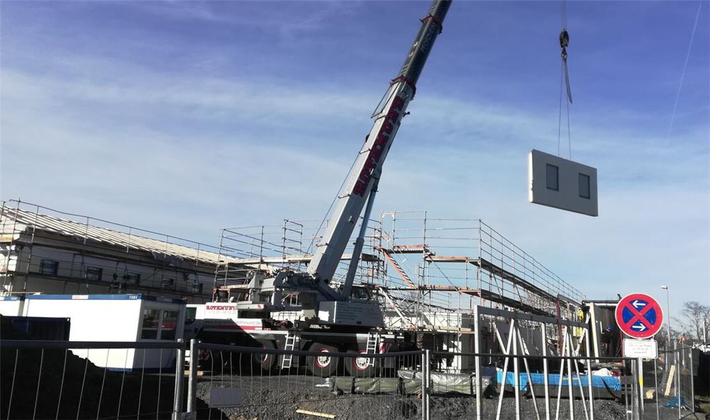 Analog zur Stadt Mühlacker braucht auch die Nachbarstadt Vaihingen mehr Platz für Flüchtlinge und Obdachlose: Bis im Mai 2026 sollen die beiden Gebäude am Ende der Hauffstraße/Steinhaldenweg fertig sein. Anfang November wurde mit dem Bau des ersten Hauses begonnen. Foto: Arning