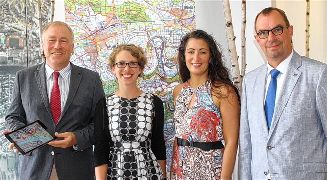 Alte Karten und neue Apps Analoges Kartenmaterial wird zunehmend nutzerfreundlich durch digitale Informationssysteme für jedermann ergänzt. Dies zeigt eine Ausstellung, die im Treffpunkt Baden-Württemberg durch Ministerialdirigent Hartmut Alker, Charlotte Mischler, Sylvie Kostic und Mühlackers Oberbürgermeister Frank Schneider eröffnet wird.