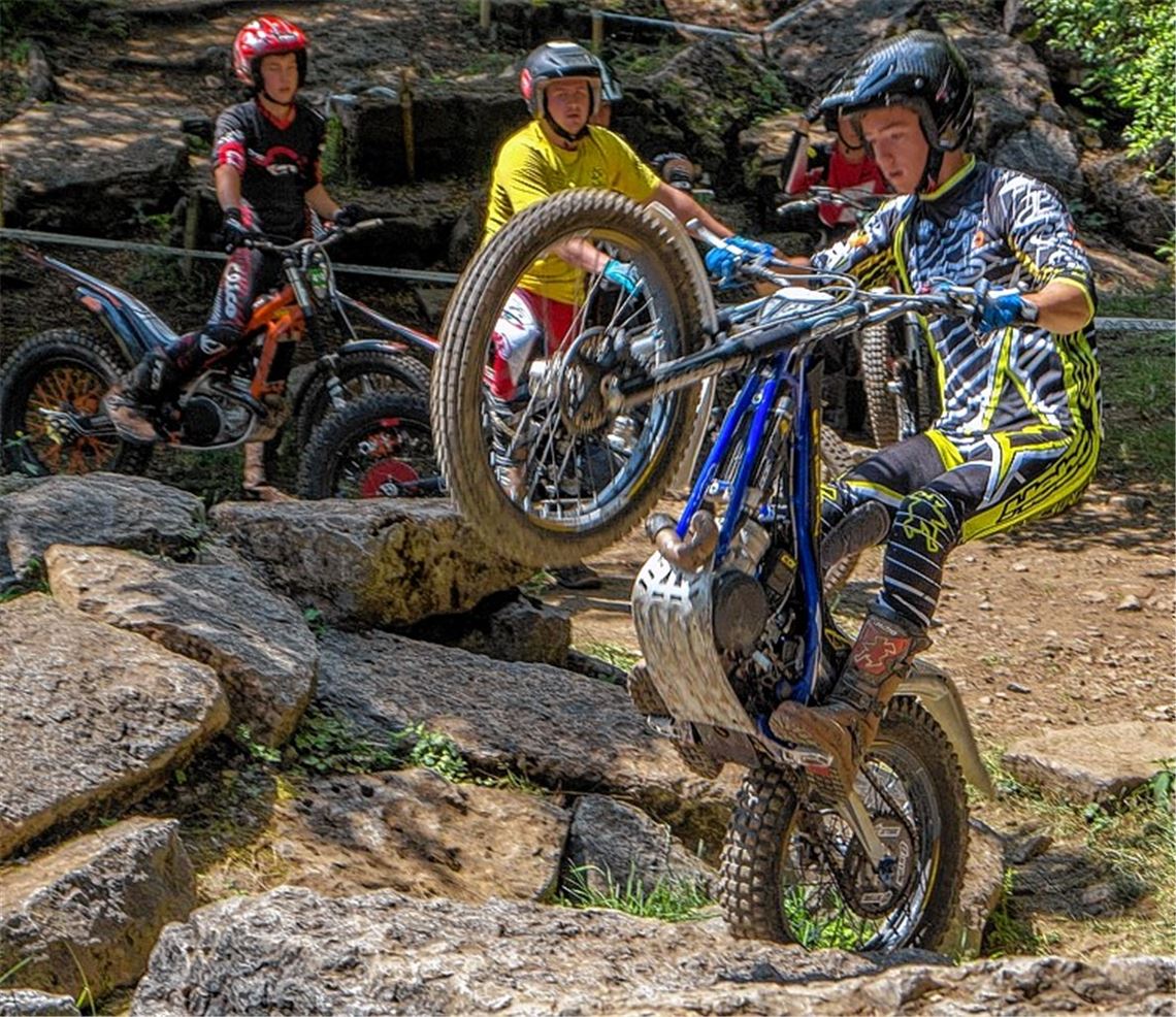 Anders als beim Motocross zählt beim Motorradtrial nicht die Geschwindigkeit, sondern die Geschicklichkeit. Möglichst ohne die Füße abzusetzen, sollen die Fahrer Felsen und andere Hindernisse überwinden.