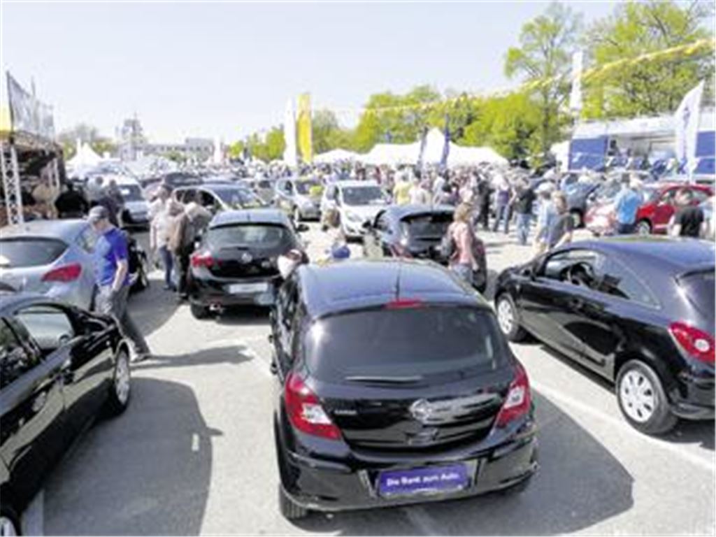 Andrang: Über 40 Aussteller präsentieren beim 28. Automarkt auf dem Pforzheimer Messplatz mehr als 900 neue und gebrauchte Modelle. Foto: Roth