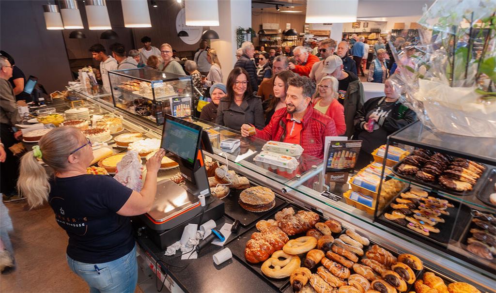 Andrang am Eröffnungstag an der Theke der Bäckerei Kull. Foto: Fotomoment