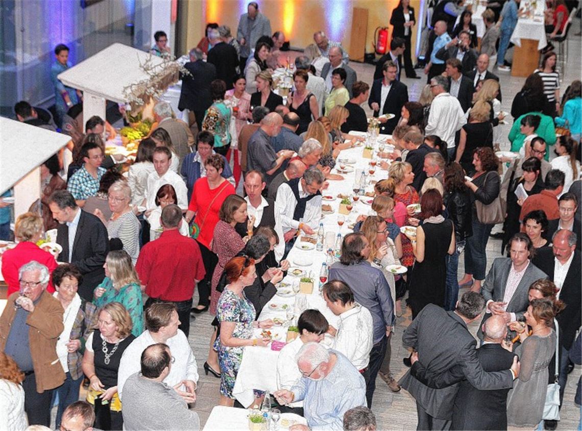 Andrang an den Ständen: 650 Gäste genießen die Köstlichkeiten der 15 Gastronome.