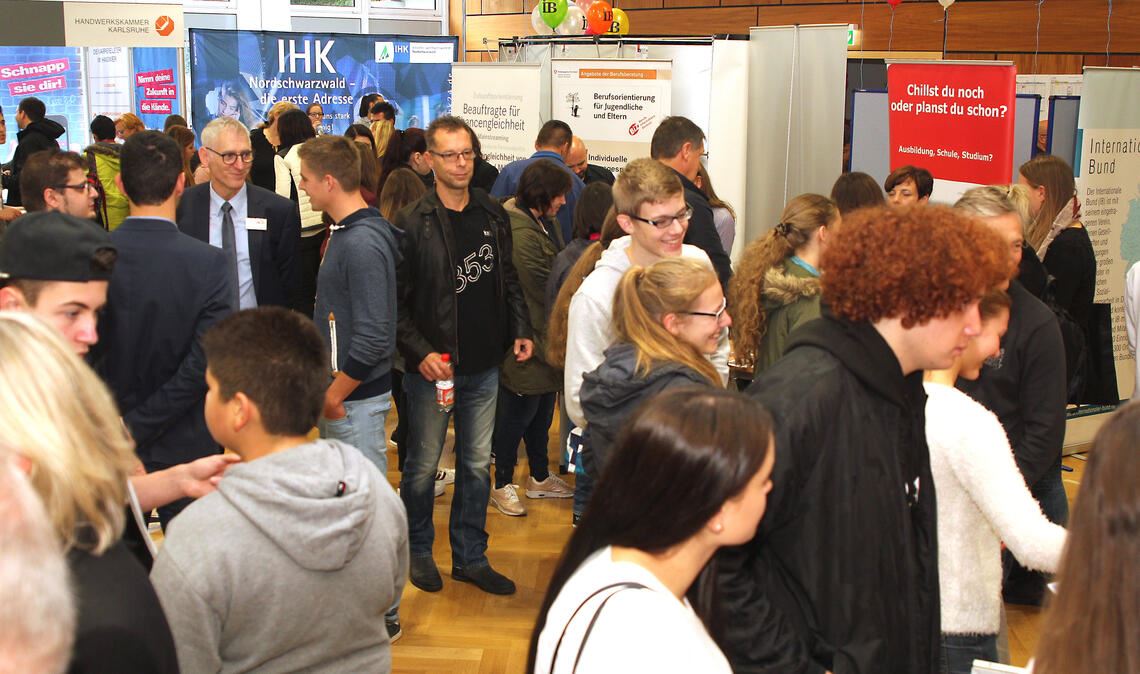 Andrang bei einer früheren Aus- und Weiterbildungsbörse in Mühlacker vor der Corona-Pandemie. Foto: Archiv