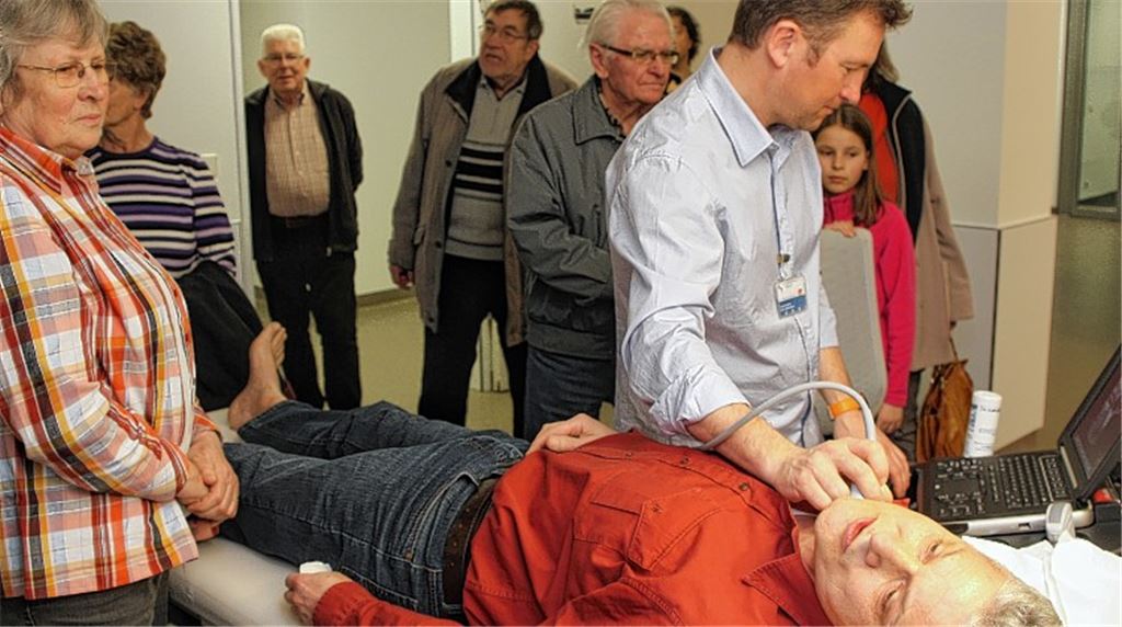 Andrang herrscht beim Gefäß-Screening durch den Gefäß-Chirurgen Michael Lohmann, der an Besucher Bernd Raster per Ultraschall den Zustand der Halsschlagadern untersucht.
