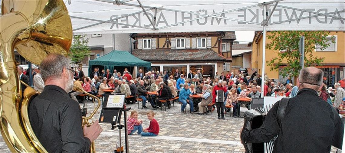 Andrang im Herzen von Dürrmenz: Bei perfektem Festwetter und flotter Musik nehmen etwa 400 Gäste den neugestalteten Bischof-Wurm-Platz offiziell in Beschlag.
