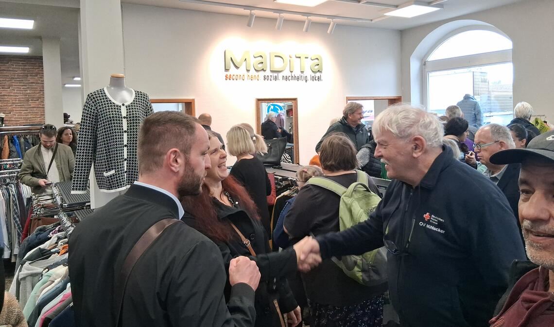 Andrang im neuen „Madita“-Laden in der Mühlacker Bahnhofstraße 118: Auch die Bewerberin und die Bewerber (links Stefan Aßmus und Monika Wald) für die Oberbürgermeisterwahl am 19. Oktober sind zum Neustart im alten Postgebäude stark vertreten. Fotos: Schröder