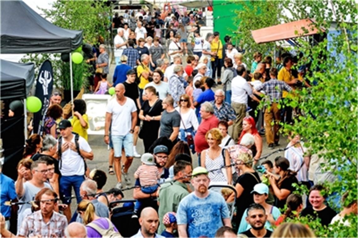 Andrang in Wiernsheim: Tausende strömen nach einer Mini-Ausführung im vergangenen Jahr zum ersten richtigen Straßenfest seit 2019. Foto: Stahlfeld