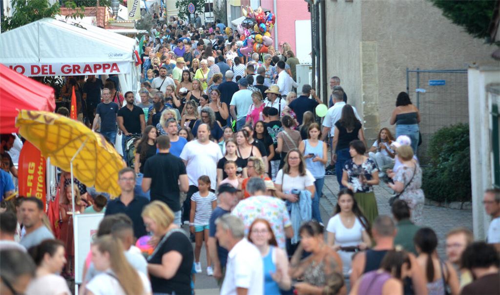 Andrang in der Dürrmenzer Waldenserstraße: Szene vom Straßenfest im vergangenen Jahr, als Tausende Besucherinnen und Besucher zwischen den Ständen bummelten. Foto: Archiv