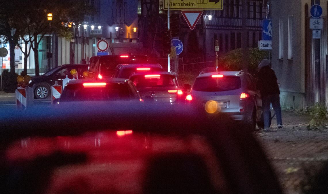 Andrang in der Dunkelheit: Szene aus der Rappstraße am Donnerstagmorgen. Foto: Fotomoment