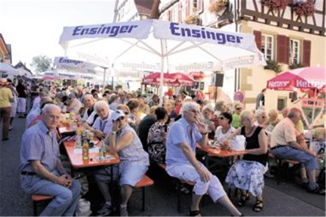 Andrang in der Knittlinger Straße: Rund 500 Besucher verfolgen die Livesendung von SWR4 Badenradio aus Lienzingen. Die Moderatoren sind Bernd Hocke und Beate Blasius. Fotos: Franz