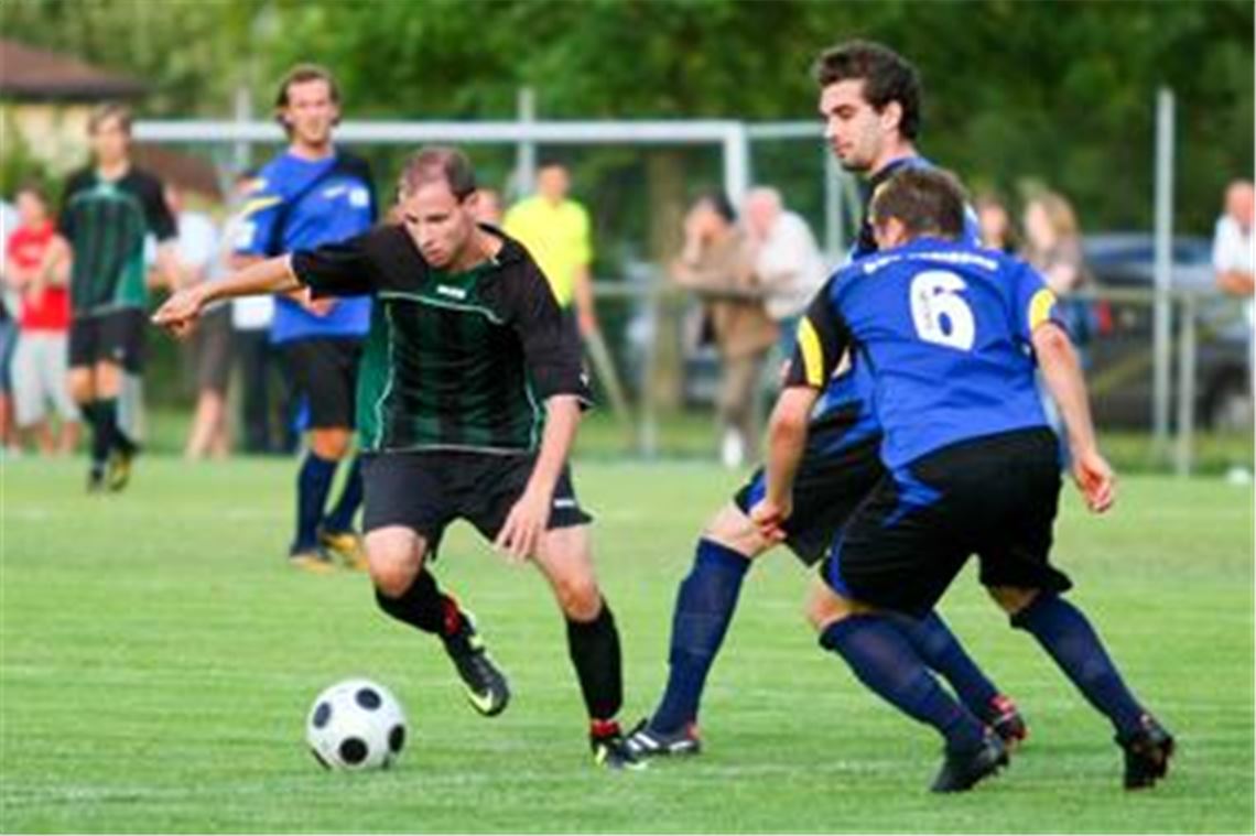 Andre Aisenbrey (SV Horrheim) setzt sich gegen Adam Wilczynski (6) und Marijan Salopek durch. 
Foto: Simecek