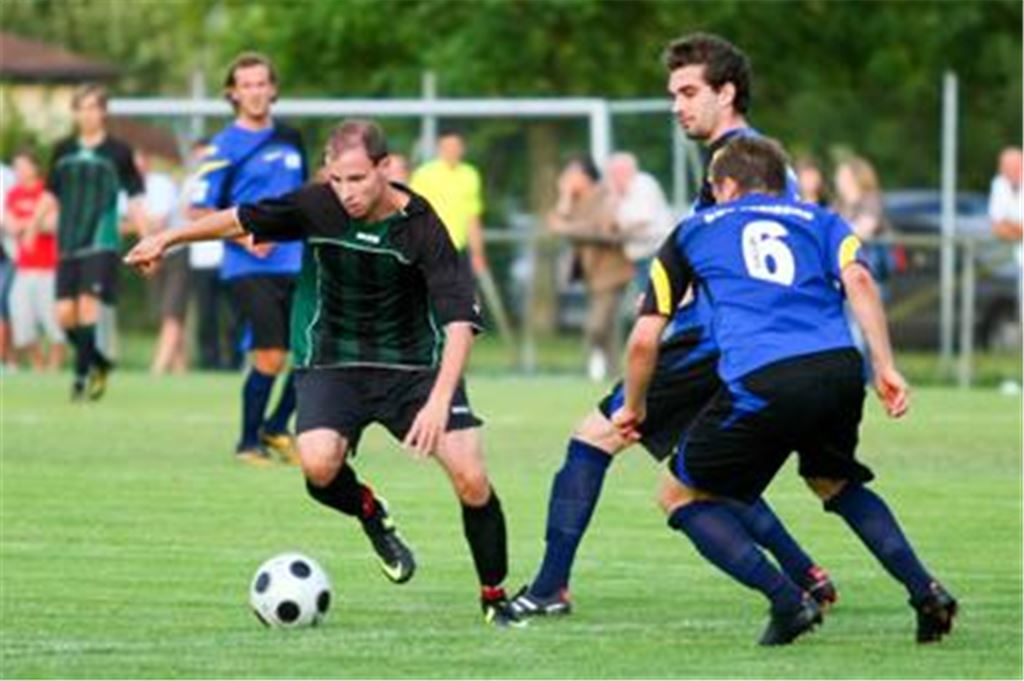 Andre Aisenbrey (SV Horrheim) setzt sich gegen Adam Wilczynski (6) und Marijan Salopek durch. 
Foto: Simecek