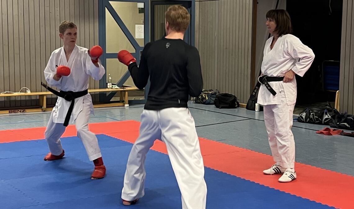 André Henschel (li.) im Training mit Jan Maisenbacher, der ebenfalls schon Landesmeister war. Trainerin Désirée Gode-Elchlepp beobachtet das Duo genau. Fotos: Klassen
