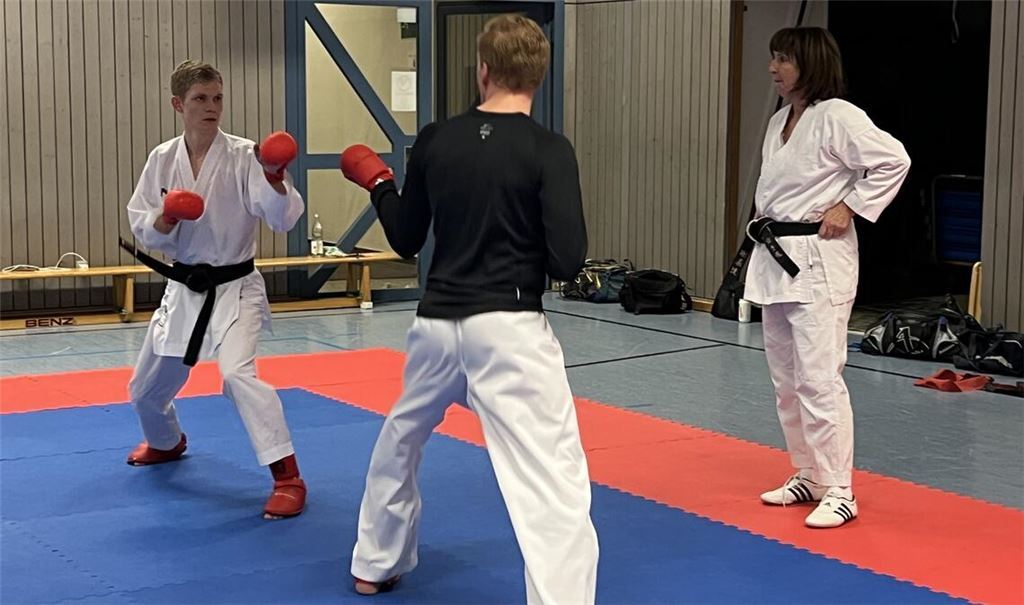 André Henschel (li.) im Training mit Jan Maisenbacher, der ebenfalls schon Landesmeister war. Trainerin Désirée Gode-Elchlepp beobachtet das Duo genau. Fotos: Klassen