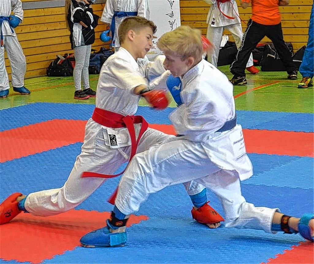 André Henschel (re.) gibt ein erfolgreiches Debüt in der Jugendklasse.