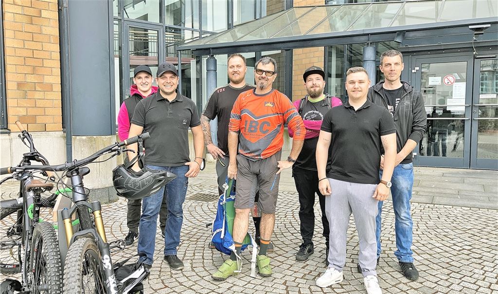 André Stiefel (2.v.li.), Vorsitzender von Downhill Enduro Freeride (DEF), und Mountainbiker des Vereins vor dem Rathaus. Foto: Wewoda