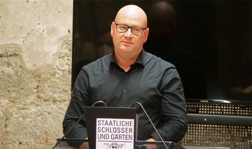 André Uzulis, hier bei der Lesung in Maulbronn, hat sich mit Hermann Hesse auseinandergesetzt. Foto: Friedrich