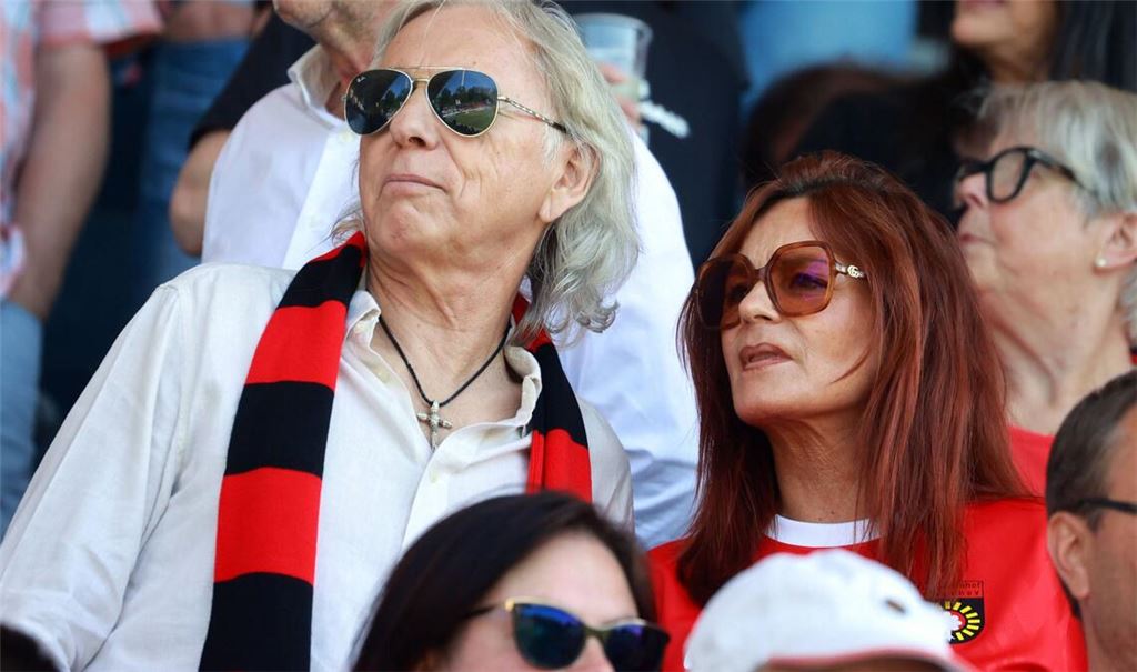 Andrea Berg im Trikot der SG Sonnenhof  mit ihrem Mann Uli Ferber beim WFV-Pokal-Finale Kickers gegen Großaspach im Gazi-Stadion auf der Waldau.