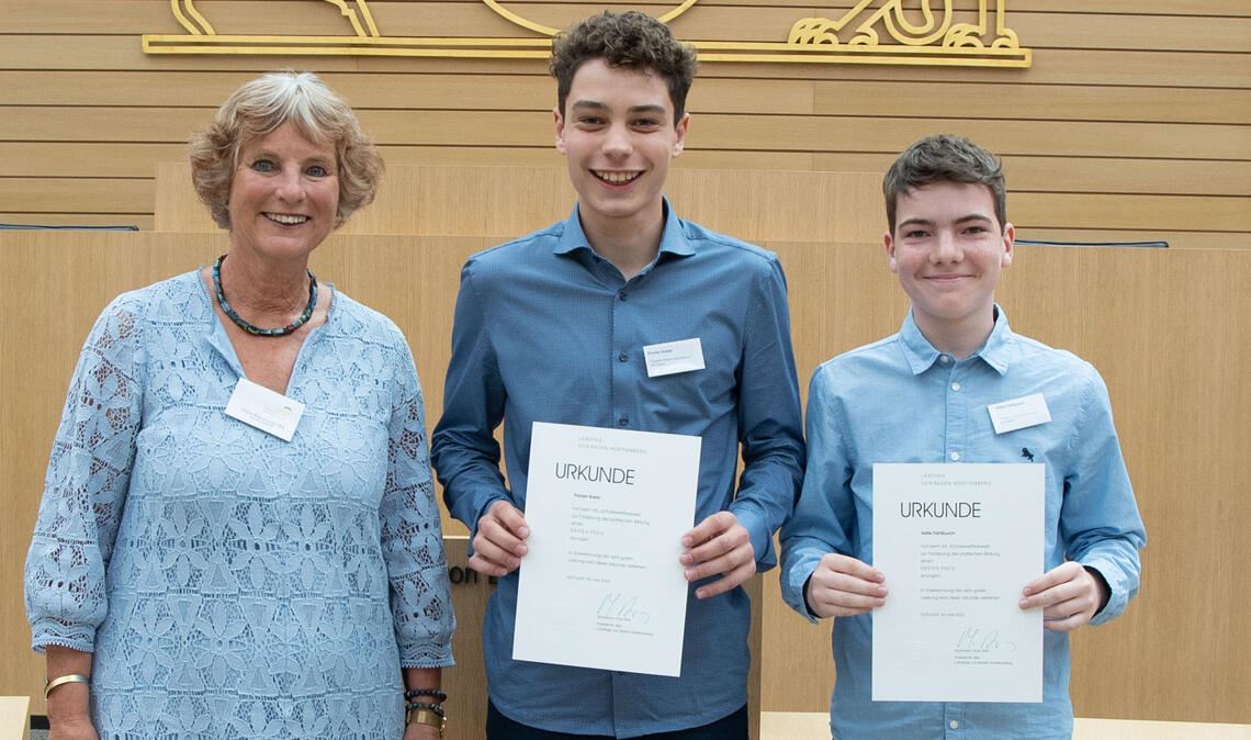 Andrea Bogner-Unden, die Beiratsvorsitzende des Schülerwettbewerbs, mit Florian Kreisl und Kalle Fahlbusch (re.). Foto: LTBW