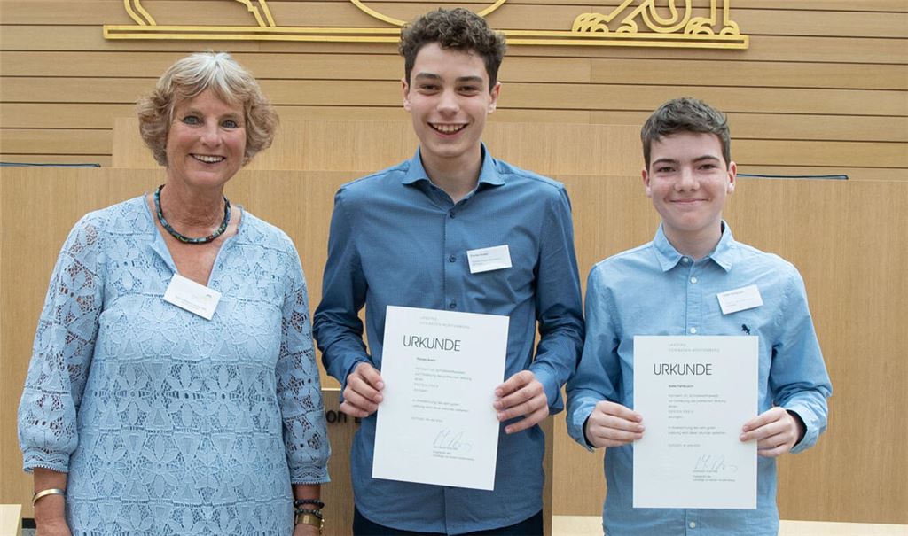 Andrea Bogner-Unden, die Beiratsvorsitzende des Schülerwettbewerbs, mit Florian Kreisl und Kalle Fahlbusch (re.). Foto: LTBW