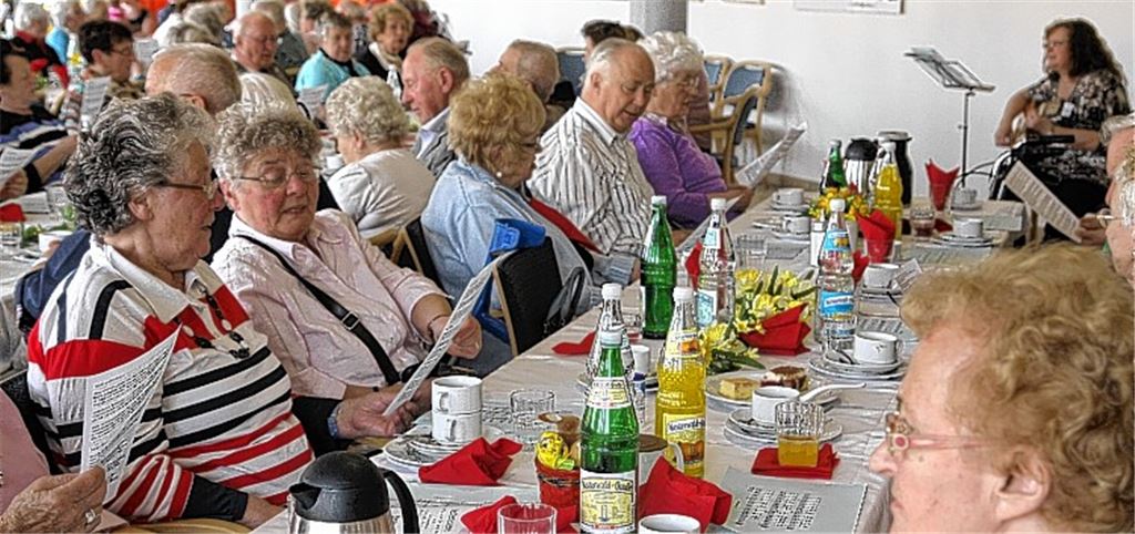 Andrea Heidt sorgt beim Frühlingsfest für die Gitarrenbegleitung zum Gesang der Senioren.