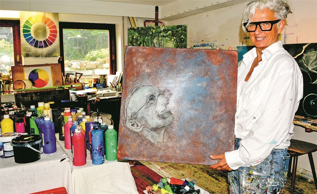 Andrea Holler-Liebhaber und Hans Schmid (kleine Bilder) stellen ihre Arbeiten vor. Regina Allgaier präsentiert ihr Gemälde des Dichters Hermann Hesse. Fotos: Stahlfeld